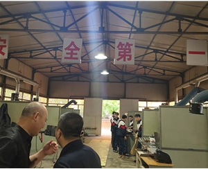 和靈石縣第一職業(yè)高中校領導在?？疾?
                                        class=