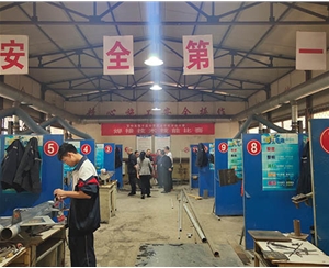 和靈石縣第一職業(yè)高中校領導在?？疾?
                                        class=