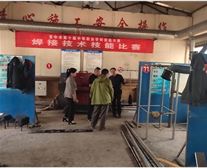 和靈石縣第一職業(yè)高中校領導在?？疾?
                                        class=