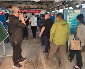 和靈石縣第一職業(yè)高中校領導在?？疾?
                                        class=